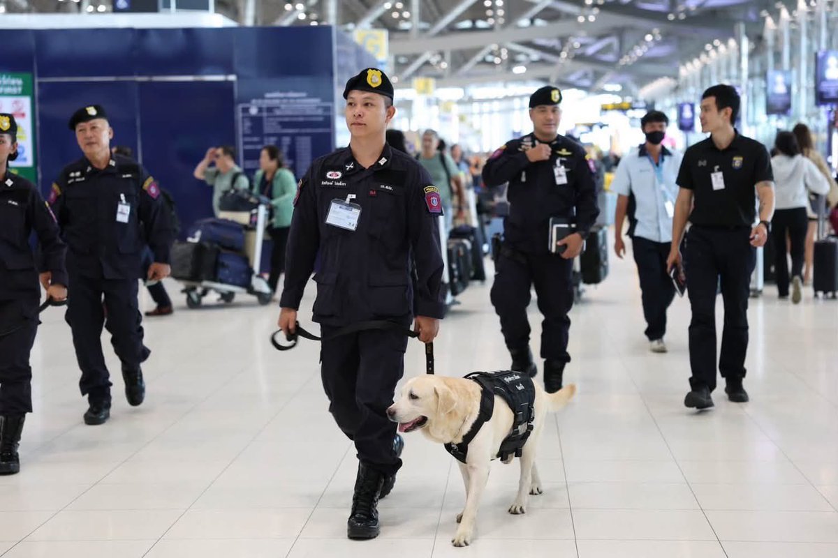 onenews31's tweet photo. AOT ยกระดับมาตรการรักษาความปลอดภัย ผนึกกำลังตำรวจ K-9 และหน่วยเกี่ยวข้องสกัดกั้นการลักลอบลำเลียงยาเสพติด ณ ท่าอากาศยานสุวรรณภูมิ
.
บริษัท ท่าอากาศยานไทย จำกัด (มหาชน) (AOT) เดินหน้ายกระดับมาตรการรักษาความปลอดภัยด้านการบิน เพื่อเพิ่มประสิทธิภาพในการป้องกันและสกัดกั้นการลักลอบลำเลียงยาเสพติดผ่านท่าอากาศยานโดยบูรณาการความร่วมมือกับหน่วยงานด้านความมั่นคงและหน่วยงานที่เกี่ยวข้อง เพื่อยกระดับประสิทธิภาพการตรวจค้นและเสริมสร้างมาตรฐานการรักษาความปลอดภัยด้านการบินให้มีความเข้มแข็งยิ่งขึ้น
.
AOT ได้บูรณาการการทำงานร่วมกับหน่วยงานที่เกี่ยวข้อง เพื่อนำบุคลากร เทคโนโลยี และระบบการบริหารจัดการความเสี่ยงมาใช้ในการยกระดับมาตรฐานการรักษาความปลอดภัยของท่าอากาศยาน ดังนี้ 
.
1.บูรณาการความร่วมมือกับกรมศุลกากร สำนักงานตำรวจแห่งชาติ และหน่วยงานที่เกี่ยวข้อง เพื่อเพิ่มประสิทธิภาพการตรวจสอบสัมภาระของผู้โดยสารและสัมภาระขนส่งขาออกผ่านการใช้เครื่องเอกซเรย์ (X-ray) ควบคู่กับการใช้สุนัขตรวจค้น (K-9) เพื่อเสริมศักยภาพในการตรวจจับสิ่งของต้องห้ามและยกระดับมาตรฐานการรักษาความปลอดภัยของท่าอากาศยาน 
.
2.เพิ่มความเข้มงวดในการตรวจสอบสัมภาระของลูกเรือ เพื่อยกระดับมาตรการด้านความปลอดภัยและลดความเสี่ยงในการลักลอบขนส่งสิ่งผิดกฎหมายผ่านท่าอากาศยาน 
.
3.ร่วมกับกรมศุลกากรและหน่วยงานที่เกี่ยวข้องดำเนินการเชื่อมโยงฐานข้อมูลระหว่างหน่วยงาน เพื่อให้การแลกเปลี่ยนข้อมูลเป็นไปอย่างรวดเร็ว ถูกต้อง และมีประสิทธิภาพ เพื่อเพิ่มประสิทธิภาพการบริหารจัดการด้านความมั่นคงและการรักษาความปลอดภัยของท่าอากาศยาน
.
ทั้งนี้ ท่าอากาศยานสุวรรณภูมิซึ่งเป็นท่าอากาศยานหลักของประเทศที่มีปริมาณเที่ยวบินระหว่างประเทศมากที่สุด และเป็นประตูการเดินทางทางอากาศระหว่างประเทศที่สำคัญของประเทศ จึงมีความจำเป็นต้องยกระดับมาตรการรักษาความปลอดภัยให้สอดคล้องกับปริมาณการใช้บริการและระดับความเสี่ยงในการลักลอบขนส่งสิ่งผิดกฎหมาย โดยได้ร่วมมือกับกองกำกับการสุนัขตำรวจ กองบังคับการสายตรวจและปฏิบัติการพิเศษกองบัญชาการตำรวจนครบาล นำสุนัขตำรวจ K-9 ซึ่งผ่านการฝึกเฉพาะทางด้านการตรวจหายาเสพติดเข้าปฏิบัติการสุ่มตรวจสัมภาระของลูกเรือและผู้โดยสารบริเวณเคาน์เตอร์เช็กอินโถงผู้โดยสารขาออกและจุดตรวจค้นผู้โดยสารขาออกระหว่างประเทศ ท่าอากาศยานสุวรรณภูมิ ตั้งแต่วันที่ 7 กรกฎาคม 2569 แล้ว
.
AOT พร้อมประสานความร่วมมือกับสำนักงานการบินพลเรือนแห่งประเทศไทย กรมศุลกากร สำนักงานตรวจคนเข้าเมือง สำนักงานตำรวจแห่งชาติ สำนักงานคณะกรรมการป้องกันและปราบปรามยาเสพติด  และสายการบิน เพื่อยกระดับด้านการรักษาความปลอดภัยให้สอดคล้องกับมาตรฐานสากลตลอดจนป้องกันไม่ให้ประเทศไทยถูกใช้เป็นเส้นทางลำเลียงยาเสพติดไปยังประเทศที่สาม เพื่อสร้างความเชื่อมั่นให้กับผู้โดยสารและสายการบิน

#สำนักข่าววันนิวส์