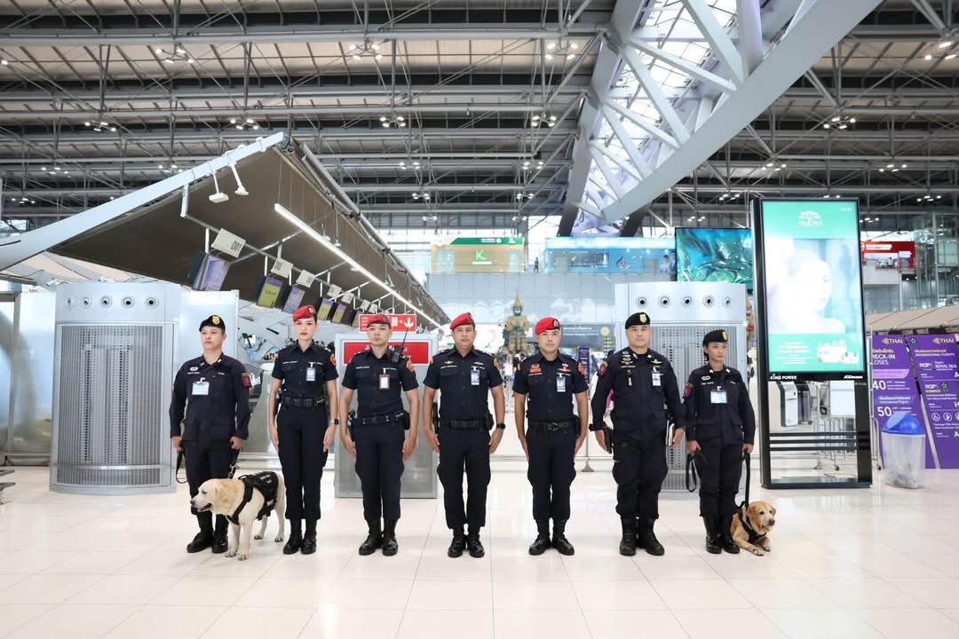 onenews31's tweet photo. AOT ยกระดับมาตรการรักษาความปลอดภัย ผนึกกำลังตำรวจ K-9 และหน่วยเกี่ยวข้องสกัดกั้นการลักลอบลำเลียงยาเสพติด ณ ท่าอากาศยานสุวรรณภูมิ
.
บริษัท ท่าอากาศยานไทย จำกัด (มหาชน) (AOT) เดินหน้ายกระดับมาตรการรักษาความปลอดภัยด้านการบิน เพื่อเพิ่มประสิทธิภาพในการป้องกันและสกัดกั้นการลักลอบลำเลียงยาเสพติดผ่านท่าอากาศยานโดยบูรณาการความร่วมมือกับหน่วยงานด้านความมั่นคงและหน่วยงานที่เกี่ยวข้อง เพื่อยกระดับประสิทธิภาพการตรวจค้นและเสริมสร้างมาตรฐานการรักษาความปลอดภัยด้านการบินให้มีความเข้มแข็งยิ่งขึ้น
.
AOT ได้บูรณาการการทำงานร่วมกับหน่วยงานที่เกี่ยวข้อง เพื่อนำบุคลากร เทคโนโลยี และระบบการบริหารจัดการความเสี่ยงมาใช้ในการยกระดับมาตรฐานการรักษาความปลอดภัยของท่าอากาศยาน ดังนี้ 
.
1.บูรณาการความร่วมมือกับกรมศุลกากร สำนักงานตำรวจแห่งชาติ และหน่วยงานที่เกี่ยวข้อง เพื่อเพิ่มประสิทธิภาพการตรวจสอบสัมภาระของผู้โดยสารและสัมภาระขนส่งขาออกผ่านการใช้เครื่องเอกซเรย์ (X-ray) ควบคู่กับการใช้สุนัขตรวจค้น (K-9) เพื่อเสริมศักยภาพในการตรวจจับสิ่งของต้องห้ามและยกระดับมาตรฐานการรักษาความปลอดภัยของท่าอากาศยาน 
.
2.เพิ่มความเข้มงวดในการตรวจสอบสัมภาระของลูกเรือ เพื่อยกระดับมาตรการด้านความปลอดภัยและลดความเสี่ยงในการลักลอบขนส่งสิ่งผิดกฎหมายผ่านท่าอากาศยาน 
.
3.ร่วมกับกรมศุลกากรและหน่วยงานที่เกี่ยวข้องดำเนินการเชื่อมโยงฐานข้อมูลระหว่างหน่วยงาน เพื่อให้การแลกเปลี่ยนข้อมูลเป็นไปอย่างรวดเร็ว ถูกต้อง และมีประสิทธิภาพ เพื่อเพิ่มประสิทธิภาพการบริหารจัดการด้านความมั่นคงและการรักษาความปลอดภัยของท่าอากาศยาน
.
ทั้งนี้ ท่าอากาศยานสุวรรณภูมิซึ่งเป็นท่าอากาศยานหลักของประเทศที่มีปริมาณเที่ยวบินระหว่างประเทศมากที่สุด และเป็นประตูการเดินทางทางอากาศระหว่างประเทศที่สำคัญของประเทศ จึงมีความจำเป็นต้องยกระดับมาตรการรักษาความปลอดภัยให้สอดคล้องกับปริมาณการใช้บริการและระดับความเสี่ยงในการลักลอบขนส่งสิ่งผิดกฎหมาย โดยได้ร่วมมือกับกองกำกับการสุนัขตำรวจ กองบังคับการสายตรวจและปฏิบัติการพิเศษกองบัญชาการตำรวจนครบาล นำสุนัขตำรวจ K-9 ซึ่งผ่านการฝึกเฉพาะทางด้านการตรวจหายาเสพติดเข้าปฏิบัติการสุ่มตรวจสัมภาระของลูกเรือและผู้โดยสารบริเวณเคาน์เตอร์เช็กอินโถงผู้โดยสารขาออกและจุดตรวจค้นผู้โดยสารขาออกระหว่างประเทศ ท่าอากาศยานสุวรรณภูมิ ตั้งแต่วันที่ 7 กรกฎาคม 2569 แล้ว
.
AOT พร้อมประสานความร่วมมือกับสำนักงานการบินพลเรือนแห่งประเทศไทย กรมศุลกากร สำนักงานตรวจคนเข้าเมือง สำนักงานตำรวจแห่งชาติ สำนักงานคณะกรรมการป้องกันและปราบปรามยาเสพติด  และสายการบิน เพื่อยกระดับด้านการรักษาความปลอดภัยให้สอดคล้องกับมาตรฐานสากลตลอดจนป้องกันไม่ให้ประเทศไทยถูกใช้เป็นเส้นทางลำเลียงยาเสพติดไปยังประเทศที่สาม เพื่อสร้างความเชื่อมั่นให้กับผู้โดยสารและสายการบิน

#สำนักข่าววันนิวส์
