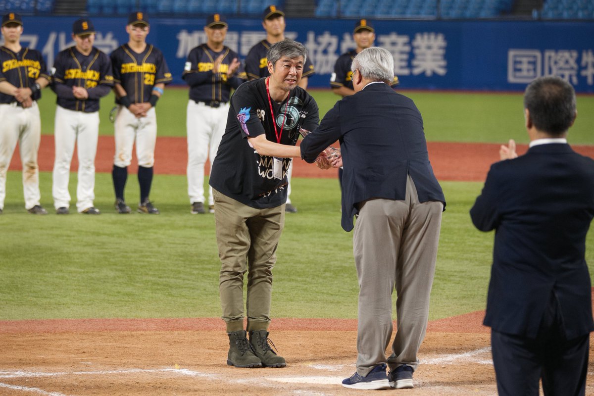 type_43's tweet photo. 都市対抗野球　東京都二次予選
そしてまさかの応援団特別表彰。セガサミールーターズ初代隊長の大澤けいさんの名が呼ばれる。
ガチサプライズだったらしく、本人も「おいおいおいｗ」みたいな感じで登場ｗ
これは流石に社会人野球オタクも予想してなかったと思う。JABA東京、粋だな。感動。 https://t.co/sZGosbtPDo