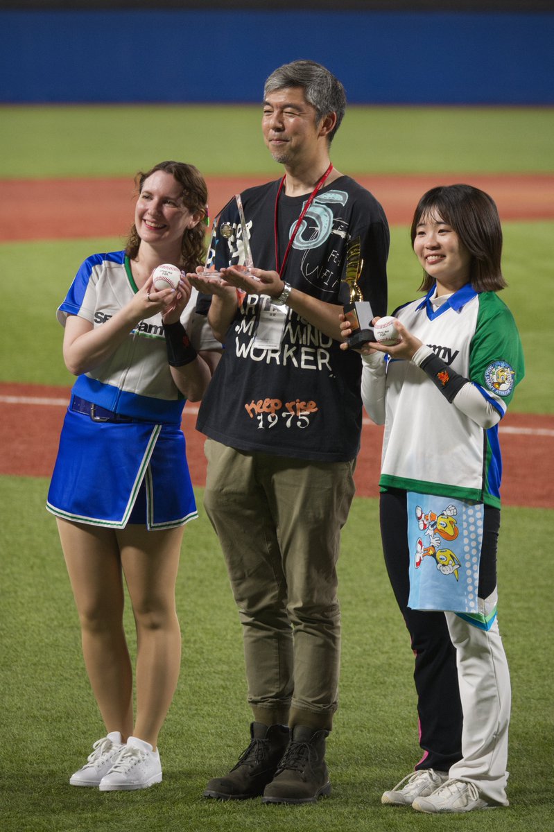 type_43's tweet photo. 都市対抗野球　東京都二次予選
そしてまさかの応援団特別表彰。セガサミールーターズ初代隊長の大澤けいさんの名が呼ばれる。
ガチサプライズだったらしく、本人も「おいおいおいｗ」みたいな感じで登場ｗ
これは流石に社会人野球オタクも予想してなかったと思う。JABA東京、粋だな。感動。 https://t.co/sZGosbtPDo