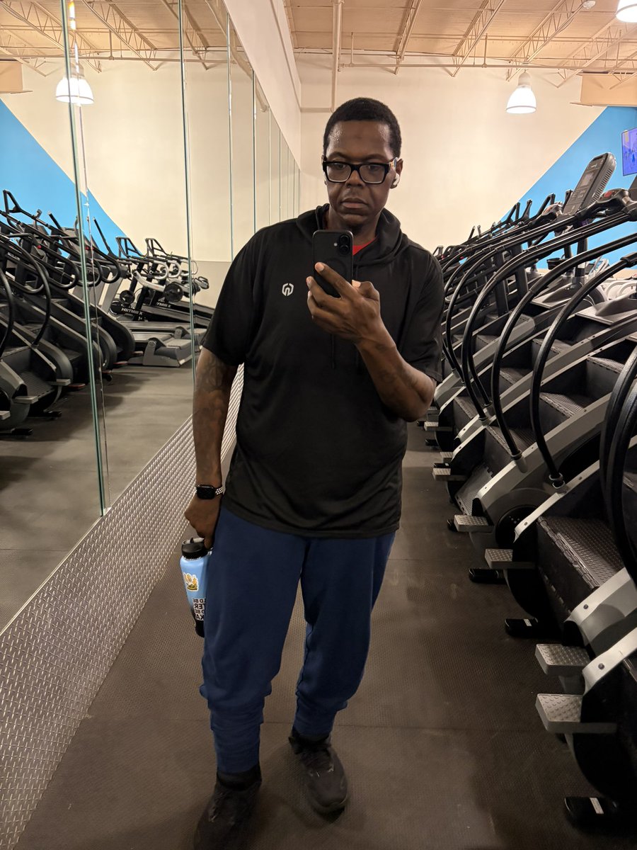 IwentHollywood's tweet photo. On July 7, 2025…I weighed 538 lbs and decided I needed to do something. Started meal prep, working out a lot and taking some performance enhancing drugs to help out. A year later, I’m down to 263 lbs…which is 275 lbs lost in 1 year. 💪🏾 https://t.co/oHSg9O5nlj