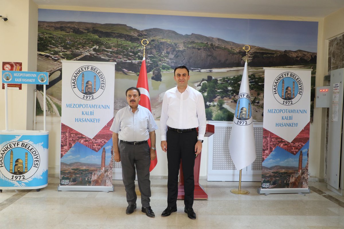Hasankeyf_K's tweet photo. Cumhurbaşkanlığı Kararnamesi ile Batman Vali Yardımcılığı görevine atanan Kaymakamımız Sayın Mehmet Ali İMRAK, veda ziyaretleri kapsamında ilçemizde görev yapan kamu kurum ve kuruluşlarını ziyaret etti.

Görev süresi boyunca birlikte hizmet etme fırsatı bulduğu kurum amirleri ve personelle bir araya gelen Kaymakamımız, uyum ve iş birliği içerisinde yürütülen çalışmalar dolayısıyla teşekkürlerini ileterek helallik istedi.

Hasankeyf’e sunulan hizmetlerde emeği geçen tüm kurumlarımıza özverili çalışmalarından dolayı teşekkür ediyor, Sayın Kaymakamımıza yeni görevinde başarılar diliyoruz.

@batmanvaliligi 
@canalpekrem 

#Batman #Hasankeyf #VedaZiyareti