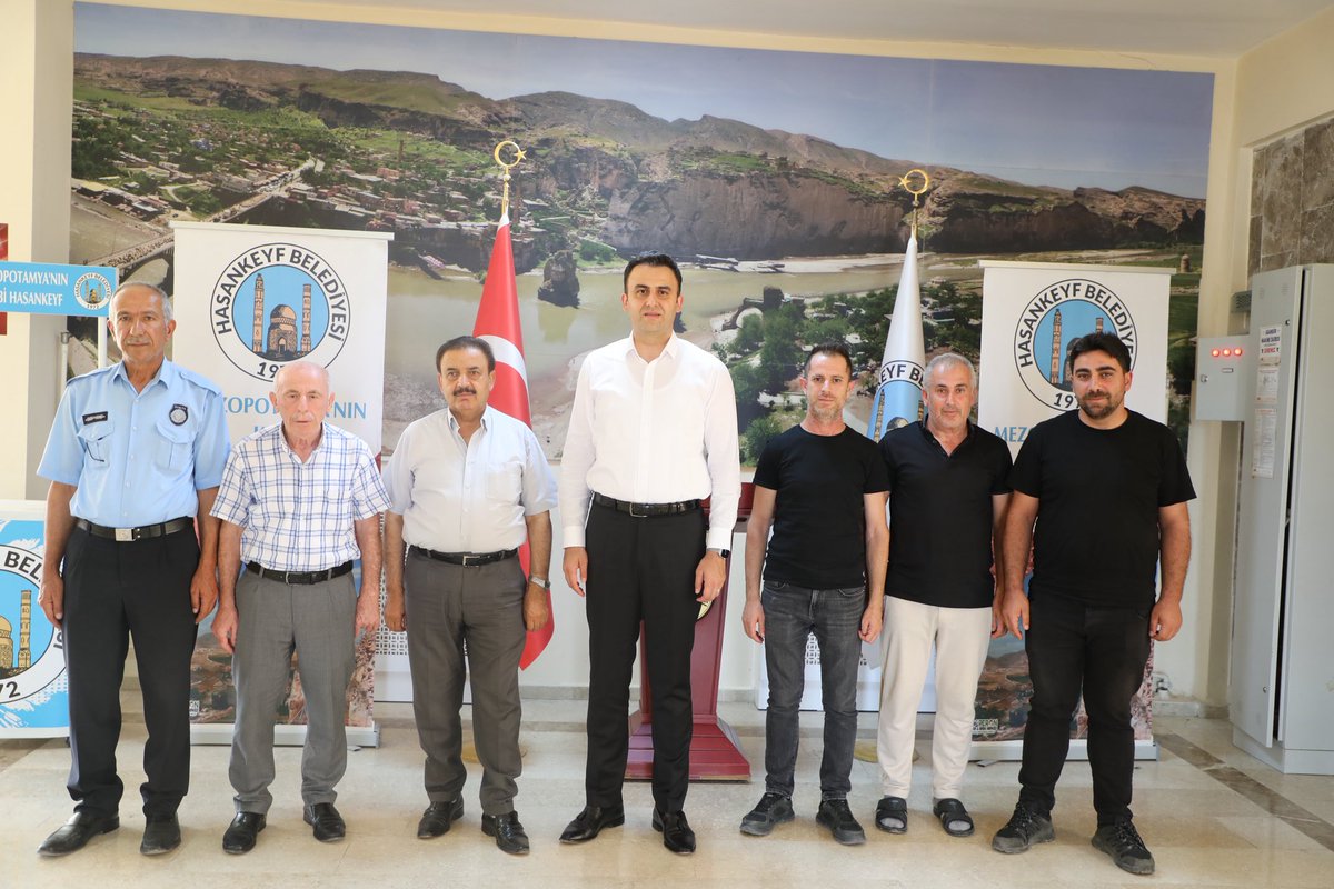 Hasankeyf_K's tweet photo. Cumhurbaşkanlığı Kararnamesi ile Batman Vali Yardımcılığı görevine atanan Kaymakamımız Sayın Mehmet Ali İMRAK, veda ziyaretleri kapsamında ilçemizde görev yapan kamu kurum ve kuruluşlarını ziyaret etti.

Görev süresi boyunca birlikte hizmet etme fırsatı bulduğu kurum amirleri ve personelle bir araya gelen Kaymakamımız, uyum ve iş birliği içerisinde yürütülen çalışmalar dolayısıyla teşekkürlerini ileterek helallik istedi.

Hasankeyf’e sunulan hizmetlerde emeği geçen tüm kurumlarımıza özverili çalışmalarından dolayı teşekkür ediyor, Sayın Kaymakamımıza yeni görevinde başarılar diliyoruz.

@batmanvaliligi 
@canalpekrem 

#Batman #Hasankeyf #VedaZiyareti