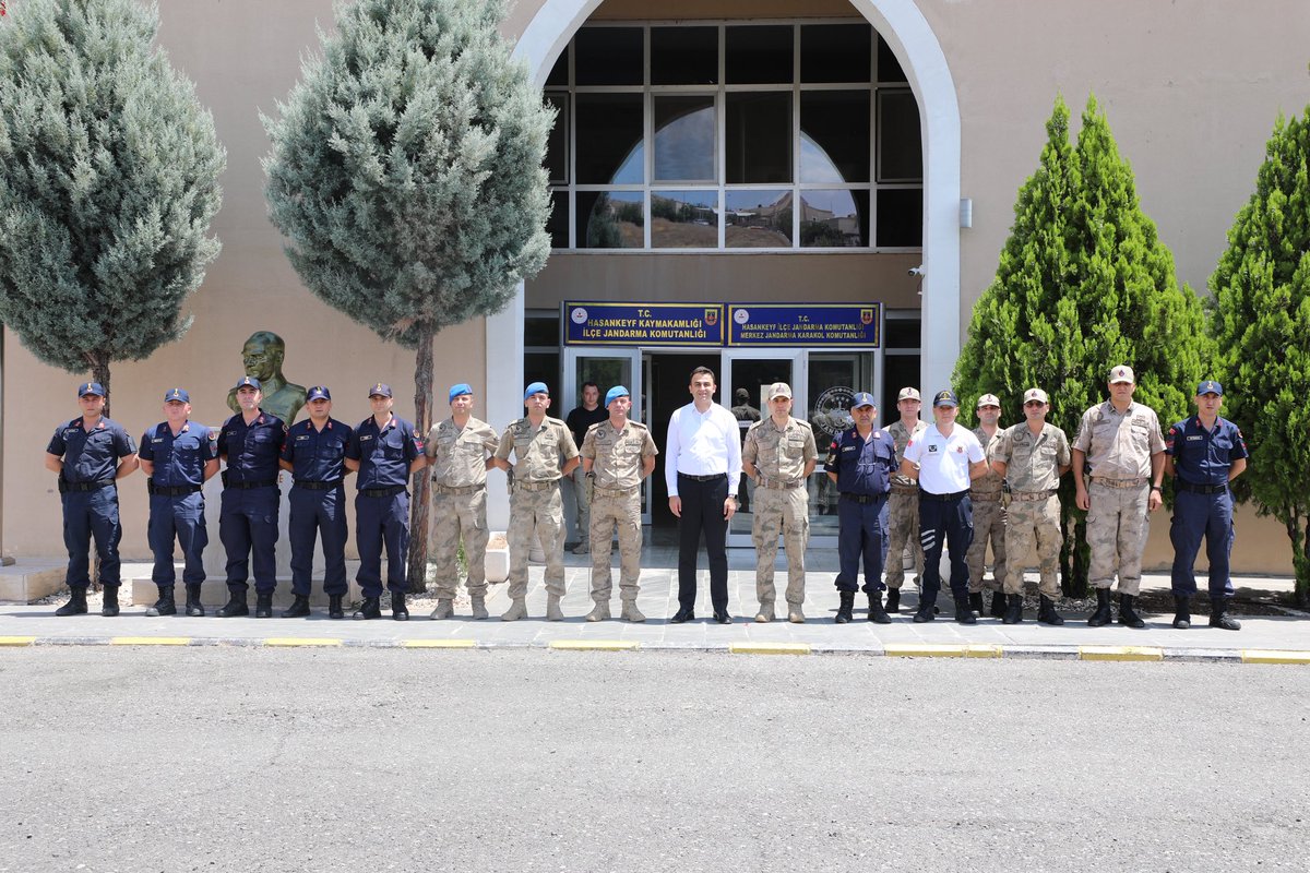 Hasankeyf_K's tweet photo. Cumhurbaşkanlığı Kararnamesi ile Batman Vali Yardımcılığı görevine atanan Kaymakamımız Sayın Mehmet Ali İMRAK, veda ziyaretleri kapsamında ilçemizde görev yapan kamu kurum ve kuruluşlarını ziyaret etti.

Görev süresi boyunca birlikte hizmet etme fırsatı bulduğu kurum amirleri ve personelle bir araya gelen Kaymakamımız, uyum ve iş birliği içerisinde yürütülen çalışmalar dolayısıyla teşekkürlerini ileterek helallik istedi.

Hasankeyf’e sunulan hizmetlerde emeği geçen tüm kurumlarımıza özverili çalışmalarından dolayı teşekkür ediyor, Sayın Kaymakamımıza yeni görevinde başarılar diliyoruz.

@batmanvaliligi 
@canalpekrem 

#Batman #Hasankeyf #VedaZiyareti