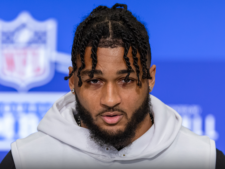 TMZ's tweet photo. 🚨 Marshawn Kneeland, Cowboys DE who died by suicide, has been diagnosed with CTE. https://t.co/uO9a7ELmVG https://t.co/IxTDa7Rjm2
