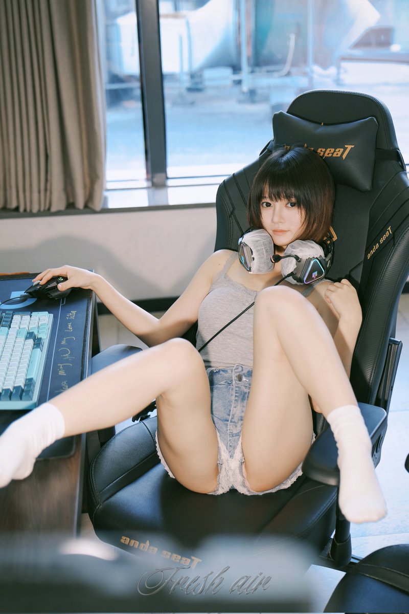 huizhan84483173's tweet photo. 人生若只如初见🌱
电竞少女再度出击，喜欢吗？

👧🏻@ac520_like
📸@huizhan84483173
@Fengsiyuan 
@wqganenshi26 
@XWANWU https://t.co/L4HFL9rkFX