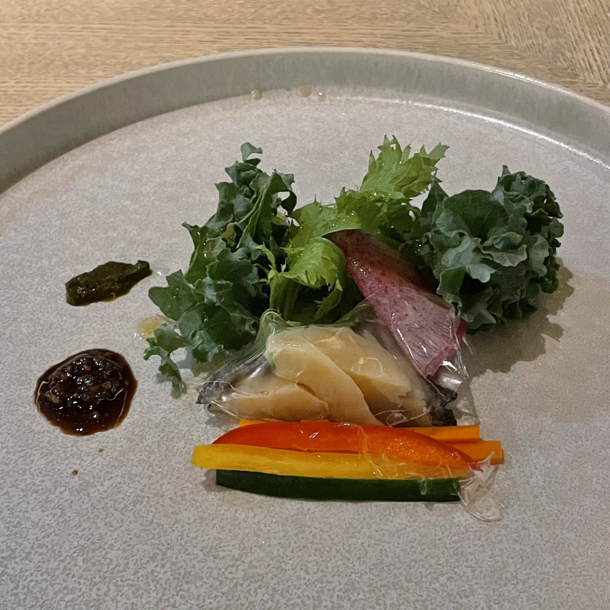 katomani's tweet photo. レストランの人「アワビと旬野菜でございます。アワビの上の透明なものは…

わし(お出汁のジュレとかかな)

レストランの人「トマトを二日間ほど裏ごしして…

わしの中のノブさん(二日間！？)

レストランの人「透明にしたトマトのシートでございます」

わしの中のノブさん(もう赤いままでええ！) https://t.co/nVs2CR0JeE