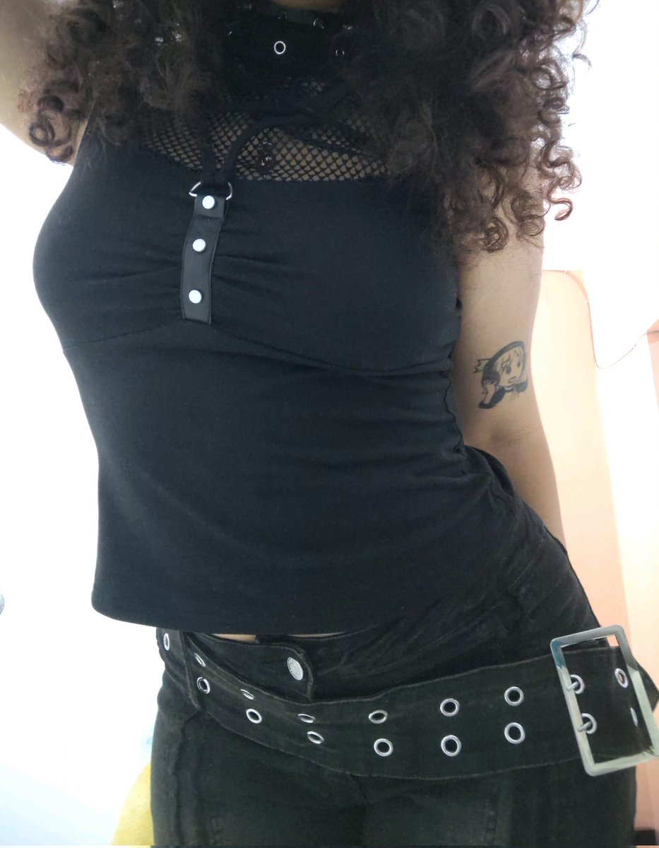 evxholic's tweet photo. Calça q ganhei chrgou yay!!! Ela nao fico tao legal cos baixo em mim pq parece q ta amarrado(ela estica mais 2 palmos pro lado vei), pq eu sou macia 💔💔💔entao vou ter q usar cos medio saco!!!!! Pelo menos ela é bonita https://t.co/YhtwSAL6KD