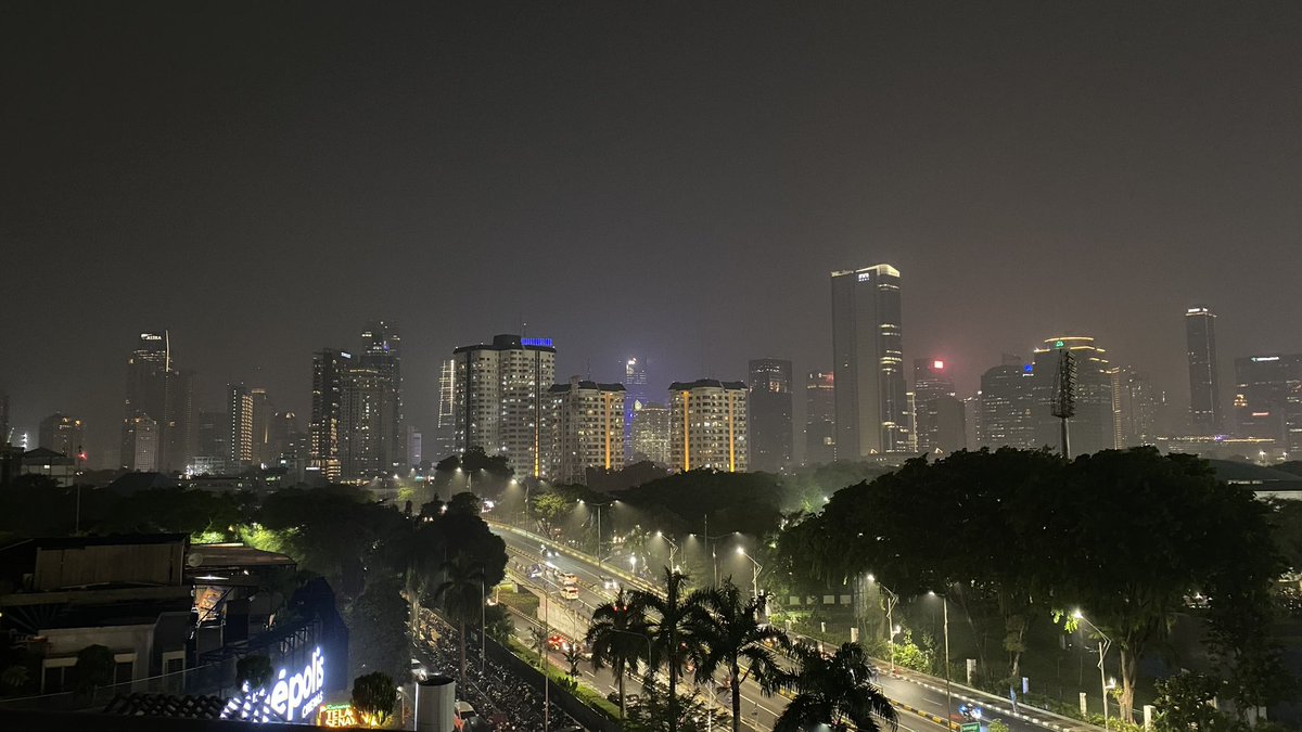 Daffitoo's tweet photo. Coba share foto Jakarta malem hari versi kamu https://t.co/pMVXAQnH3c