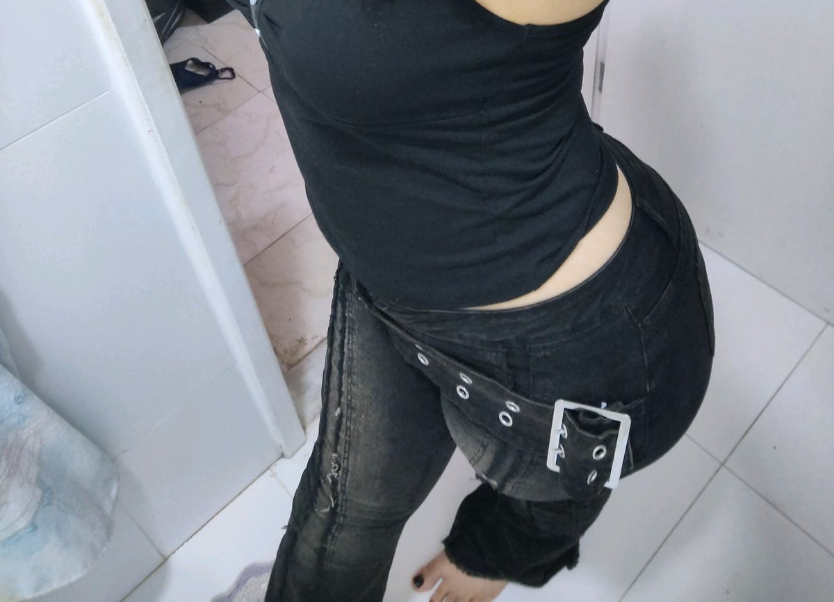 evxholic's tweet photo. Calça q ganhei chrgou yay!!! Ela nao fico tao legal cos baixo em mim pq parece q ta amarrado(ela estica mais 2 palmos pro lado vei), pq eu sou macia 💔💔💔entao vou ter q usar cos medio saco!!!!! Pelo menos ela é bonita https://t.co/YhtwSAL6KD