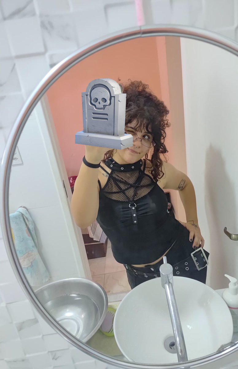 evxholic's tweet photo. Calça q ganhei chrgou yay!!! Ela nao fico tao legal cos baixo em mim pq parece q ta amarrado(ela estica mais 2 palmos pro lado vei), pq eu sou macia 💔💔💔entao vou ter q usar cos medio saco!!!!! Pelo menos ela é bonita https://t.co/YhtwSAL6KD