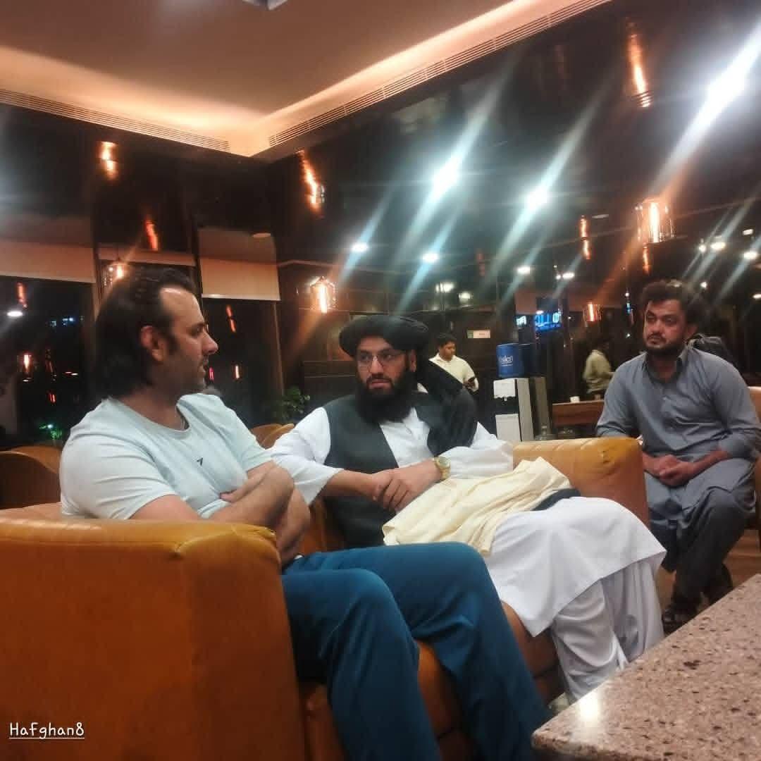 Qarar85's tweet photo. #مهم
په نوي ډیلي کې د افغان سفارت سرپرست مفتي نور احمد نور د افغانستان کرکټ لوبډلې تيز توپ اچونکي شاپور ځدران د وفات له امله د نوموړي د کورنۍ له غړو سره د غم شريکۍ او هېواد ته د جنازې د انتقال په پار د لازمې همکارۍ په موخه وکتل.
شاپور ځدران د ناروغۍ له امله نن په هند کې وفات شو. https://t.co/AkAotgE71B