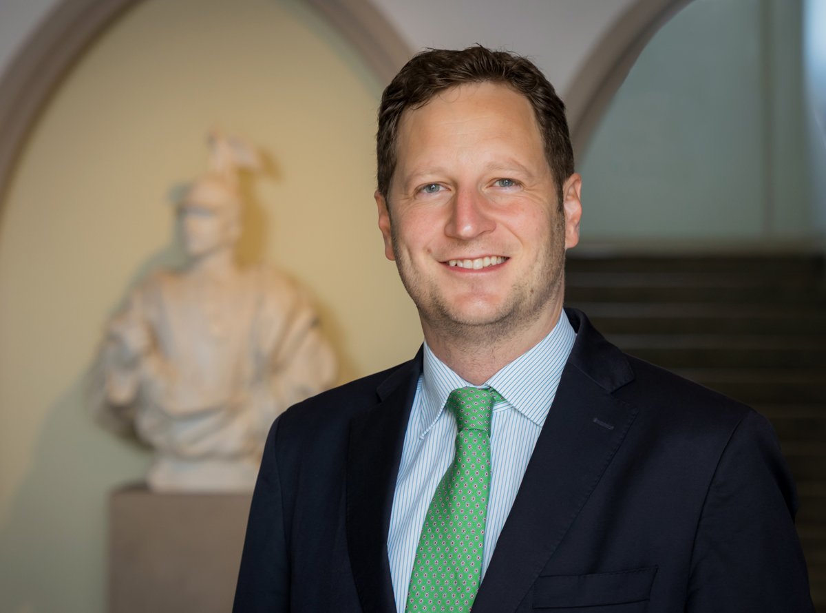 Monarchies2000's tweet photo. Dans un récent entretien au Berliner Zeitung, le prince Georg-Friedrich de Prusse a déclaré qu'il ne soutenait pas le retour de la monarchie. Il défend fermement la démocratie libérale actuelle, "mettant en garde ceux qui jouent avec le feu". 1/3 👇#monarchy #monarchie 👑🇩🇪 https://t.co/2joXeY1SI3