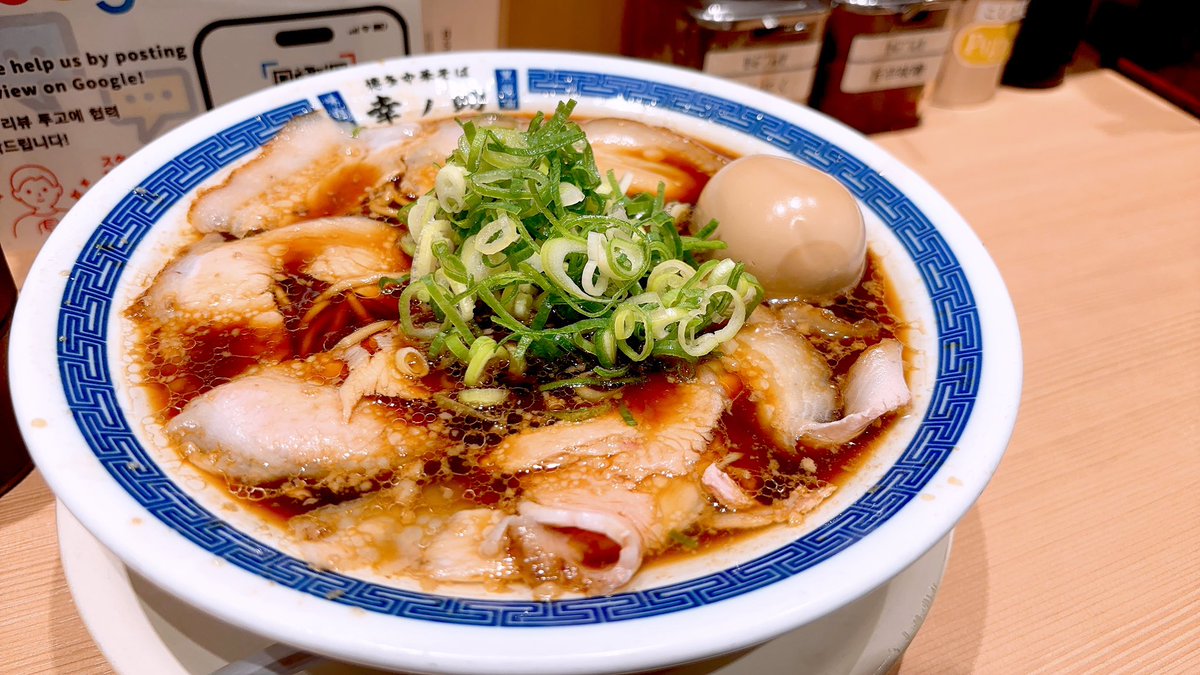 kootri3's tweet photo. ラーメンは夜中に食べるのが一番美味い!!
唯一リピしてるラーメン屋。
おろしニンニクたっぷり入れるのが最高♡

今日も良い一日でした✨ https://t.co/OAGcnHtKoE