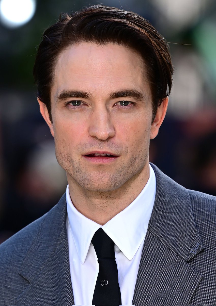 pattinsonbrasil's tweet photo. Robert Pattinson face card https://t.co/Hk51tGGgNK