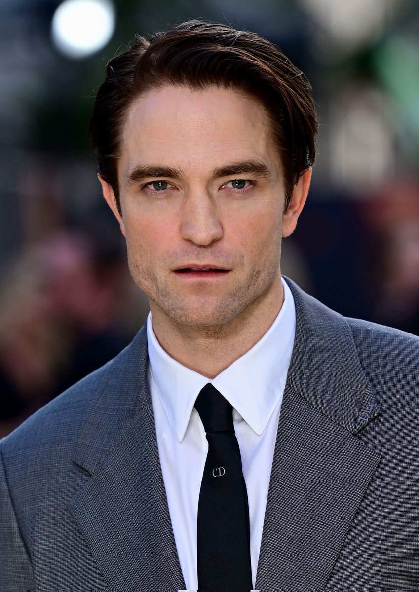 pattinsonbrasil's tweet photo. Robert Pattinson face card https://t.co/Hk51tGGgNK