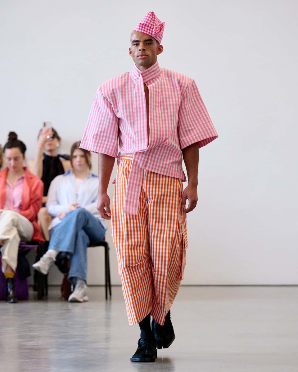 MaleFashTrends's tweet photo. El pulso de la tradición y la vanguardia se encuentra en la colección KLEG de Fruché para la temporada estival #PV27 #SS27 #BFW https://t.co/57AA2hdnuS https://t.co/EUNvDELAcL