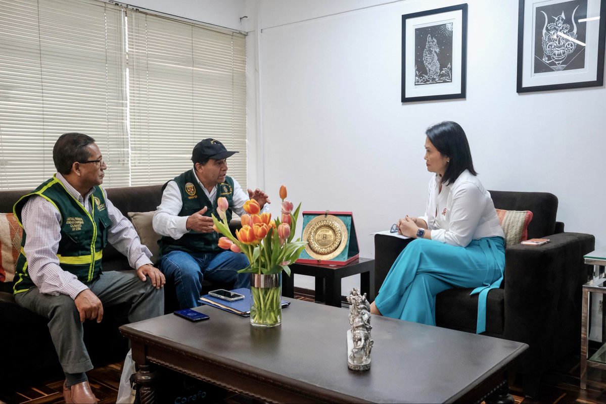 ope_peru's tweet photo. La presidenta electa, Keiko Fujimori, sostuvo una reunión con representantes de la Confederación Nacional de Rondas Campesinas y Nativas del Perú (CONARCANP), quienes expresaron su disposición de coordinar con el próximo Gobierno acciones para fortalecer la seguridad ciudadana, combatir la delincuencia y la minería ilegal, e impulsar el desarrollo de las comunidades rurales.