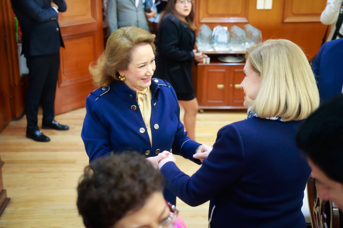 YasminEsquivel_'s tweet photo. En el marco de la conmemoración del Día de la Abogada y del Abogado, tuve el honor de recibir en la @SCJN a integrantes del Consejo Nacional de la Abogacía, en un encuentro convocado por su presidente, el Dr. Jorge Ricardo García Villalobos Haddad (@JRGarciaVHaddad), que reunió a destacadas y destacados representantes de la comunidad jurídica nacional, entre ellos la Magistrada Presidenta del Tribunal de Disciplina Judicial, Dra. Celia Maya García (@CeliaMayaGar); el vicepresidente del CONAbogacía, Dr. Rufino H. León Tovar (@HLeonRufino), y la Fiscal General de la República, Mtra. Ernestina Godoy Ramos (@ErnestinaGodoy_).

Este espacio nos permitió dialogar sobre los desafíos que enfrenta la profesión jurídica y refrendar la importancia de fortalecer la ética, la preparación permanente y la responsabilidad social de quienes ejercemos el Derecho.

Estoy convencida de que el fortalecimiento de nuestro sistema de justicia requiere una abogacía unida, preparada y comprometida con la sociedad. Solo mediante la preparación permanente, la vocación de servicio y el trabajo conjunto seguiremos consolidando instituciones que brinden mayor certeza jurídica y un acceso efectivo a la justicia para todas y todos.

#MinistraYasmínEsquivel #CONAbogacía