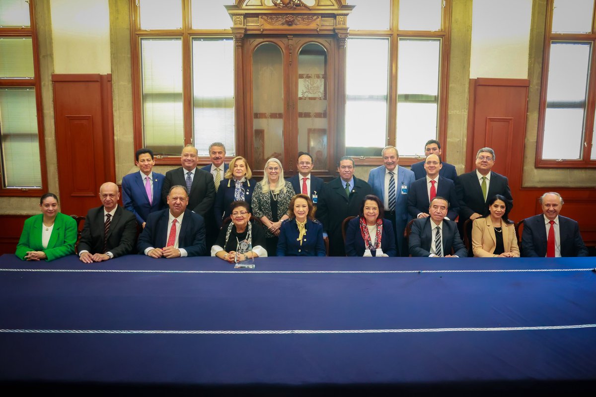 YasminEsquivel_'s tweet photo. En el marco de la conmemoración del Día de la Abogada y del Abogado, tuve el honor de recibir en la @SCJN a integrantes del Consejo Nacional de la Abogacía, en un encuentro convocado por su presidente, el Dr. Jorge Ricardo García Villalobos Haddad (@JRGarciaVHaddad), que reunió a destacadas y destacados representantes de la comunidad jurídica nacional, entre ellos la Magistrada Presidenta del Tribunal de Disciplina Judicial, Dra. Celia Maya García (@CeliaMayaGar); el vicepresidente del CONAbogacía, Dr. Rufino H. León Tovar (@HLeonRufino), y la Fiscal General de la República, Mtra. Ernestina Godoy Ramos (@ErnestinaGodoy_).

Este espacio nos permitió dialogar sobre los desafíos que enfrenta la profesión jurídica y refrendar la importancia de fortalecer la ética, la preparación permanente y la responsabilidad social de quienes ejercemos el Derecho.

Estoy convencida de que el fortalecimiento de nuestro sistema de justicia requiere una abogacía unida, preparada y comprometida con la sociedad. Solo mediante la preparación permanente, la vocación de servicio y el trabajo conjunto seguiremos consolidando instituciones que brinden mayor certeza jurídica y un acceso efectivo a la justicia para todas y todos.

#MinistraYasmínEsquivel #CONAbogacía