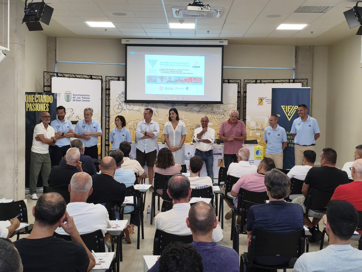 RFIFLP's tweet photo. ⚽️ | Éxito rotundo en las Jornadas de Actualización de Fútbol Sala con la élite de la RFEF

👨‍🏫Más de 50 entrenadores participaron en una cita histórica con ponencias lideradas por los seleccionadores nacionales Jesús Velasco y Claudia Pons

🔗https://t.co/XG6mD65FDj https://t.co/R4FTptkFJP