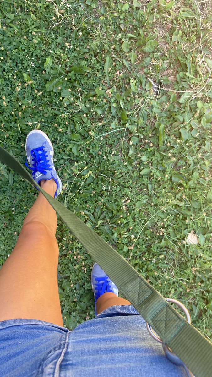 comtesseleorah's tweet photo. je promène qui #soumis #queen #reine #domina #pieds #findom #feetfetısh #fetichiste #femdom #slave #moneyslaves #moneymiss #atm #paypig https://t.co/bRt3j9oByJ