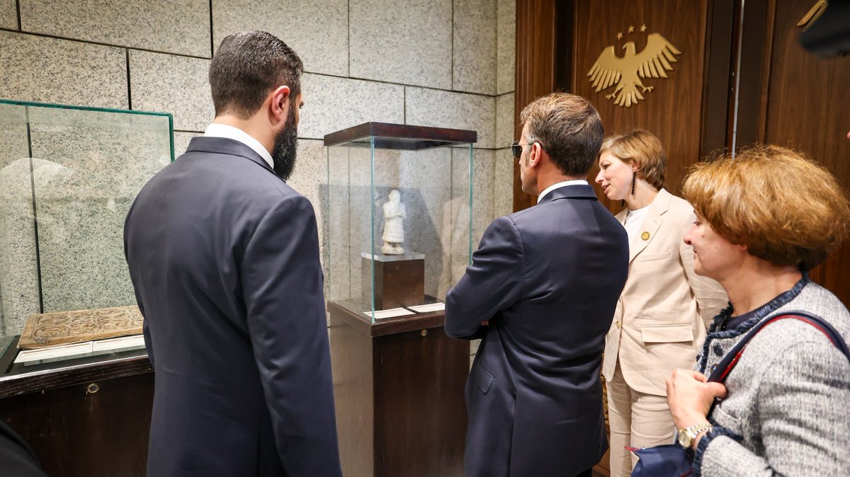 SyMOIGov's tweet photo. شهد السيد الرئيس أحمد الشرع والرئيس الفرنسي إيمانويل ماكرون، اليوم في قصر الشعب بدمشق، مراسم تسلّم قطع أثرية سورية، كانت معارة إلى معهد العالم العربي في باريس منذ عام 2010.

#الجمهورية_العربية_السورية 
#وزارة_الإعلام https://t.co/qavaY6OnUX