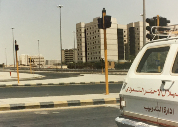 Riyadh_Zamaan's tweet photo. صورة لأحد شوارع #الرياض الهادئة جداً
التقطها مدرب أمريكي عمل بها
في الفترة من 1985 الى 1987
وتبدو في الصورة سيارة الهلال الأحمر

هل عرفت الشارع ؟ والتقاطع ؟

#الرياض_زمان https://t.co/yllZiDD0if