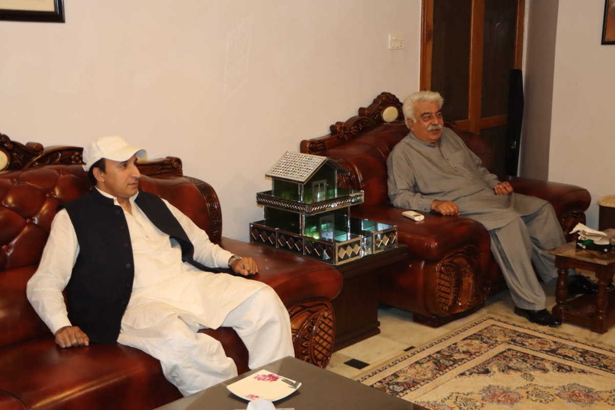 ANPMarkaz's tweet photo. پشاور: صوبائی صدر اے این پی میاں افتخار حسین کی قیادت میں وفد کی پاکستان مسلم لیگ (ن) کے صوبائی صدر انجینئر امیر مقام سے ان کی رہائش گاہ پر ملاقات۔ ملاقات کے دوران وفد نے 13 جولائی کو اے این پی کے زیرِ اہتمام ملاکنڈ ڈویژن میں ٹیکس کے نفاذ کے خلاف منعقد ہونے والے "لویہ جرگہ" میں شرکت کی دعوت دی۔ وفد میں جنرل سیکرٹری حسین شاہ یوسفزئی، صوبائی سالار شاکر اللہ شنواری، صدر اے این پی سوات شیر شاہ خان سمیت دیگر رہنما بھی موجود تھے۔
#ANP | #ANPPakhtunKhwa