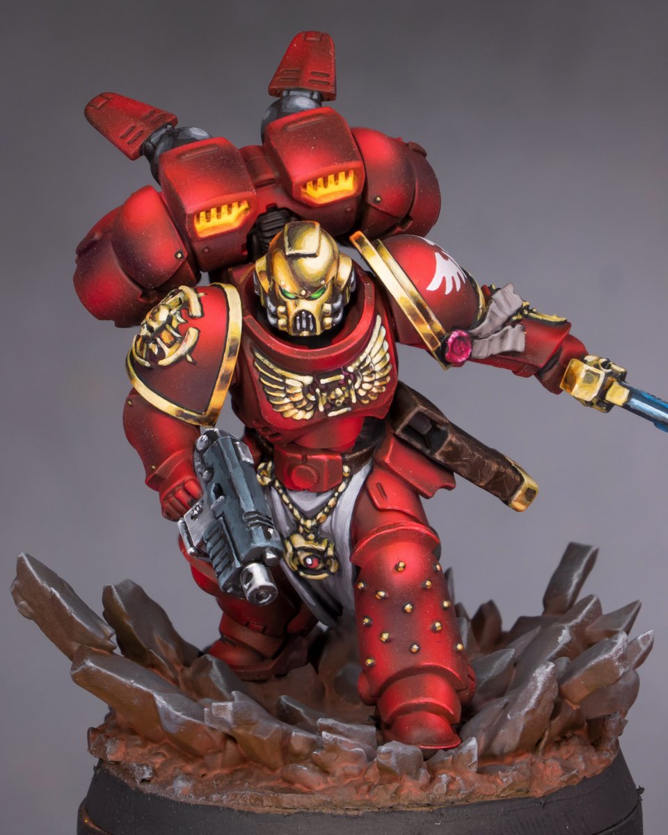 theminiaturista's tweet photo. The veteran arriving at the battlefield. With an awesome base sculpted by Deadly Print Studio and the golden details painted with bounced reflections and trim lights from the backpack intake.

#warhammer40k #warhammer #warhammercommunity  #paintingwarhammer https://t.co/XIBq0IXlol