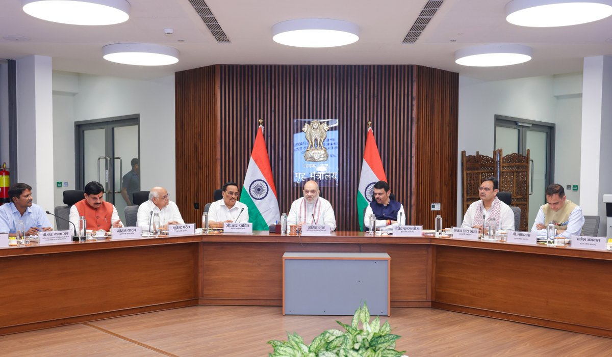 Dev_Fadnavis's tweet photo. 20-Year-Old Issue Resolved - Maharashtra to get 10 TMC of Narmada Water

Attended a meeting chaired by Hon Union Home and Cooperation Minister Amitbhai Shah, along with Madhya Pradesh CM Dr. Mohan Yadav ji, Gujarat CM Bhupendra Patel ji, Rajasthan CM Bhajanlal Sharma ji and Union Minister C. R. Patil ji, where a historic consensus was reached on the Narmada project.

Maharashtra will now receive 10 TMC of water, as Gujarat agrees to provide 5 TMC through the Narmada–Tapi Diversion and 5 TMC from the Ukai Project. 
This landmark decision will significantly benefit Nandurbar and North Maharashtra region.

Also significantly Maharashtra's financial liability has been reduced to just ₹27 crore only, while all remaining dues and long-pending inter-state disputes have been resolved.

My heartfelt gratitude to Hon PM Shri Narendra Modi Ji for his constant support and visionary leadership and to Hon Union Home and Cooperation Minister Amitbhai Shah for his guidance and steadfast efforts in making this historic consensus possible.

@AmitShah @DrMohanYadav51 @BhajanlalBjp @Bhupendrapbjp @CRPaatil
#NewDelhi #NarmadaProject