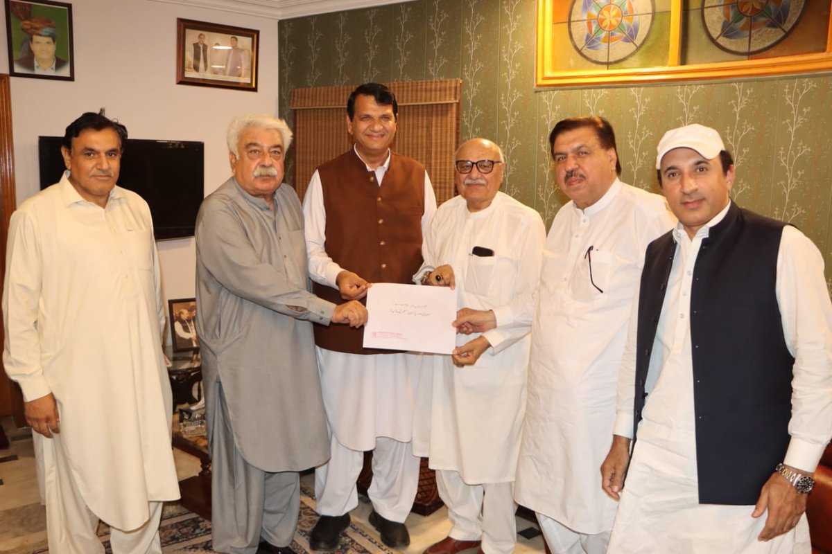 ANPMarkaz's tweet photo. پشاور: صوبائی صدر اے این پی میاں افتخار حسین کی قیادت میں وفد کی پاکستان مسلم لیگ (ن) کے صوبائی صدر انجینئر امیر مقام سے ان کی رہائش گاہ پر ملاقات۔ ملاقات کے دوران وفد نے 13 جولائی کو اے این پی کے زیرِ اہتمام ملاکنڈ ڈویژن میں ٹیکس کے نفاذ کے خلاف منعقد ہونے والے "لویہ جرگہ" میں شرکت کی دعوت دی۔ وفد میں جنرل سیکرٹری حسین شاہ یوسفزئی، صوبائی سالار شاکر اللہ شنواری، صدر اے این پی سوات شیر شاہ خان سمیت دیگر رہنما بھی موجود تھے۔
#ANP | #ANPPakhtunKhwa