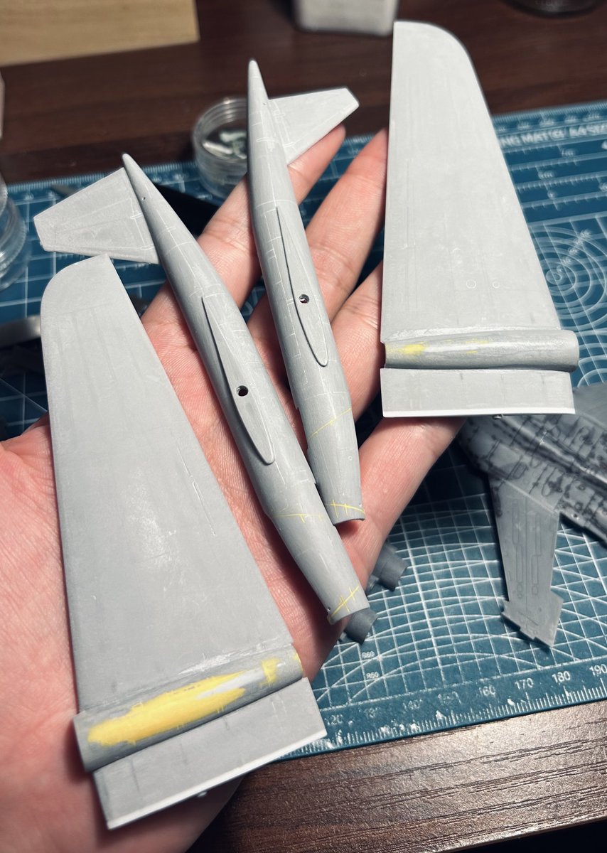 Seastar144's tweet photo. 1/144 RB-57F
あくまでついでなのですがシアノンが予期せず多めに出てしまったので近くにあったSOVA-M,RB-57Fの筋彫りで気に入らない所を埋めたろｯと思いシアノン盛って削った結果、筋彫り全部消えました。ﾂﾙﾝ😟
メッセージという映画を思い出しました。そして爪の筋は加齢らしいです…嫌ですね。 https://t.co/q0kk0wa300