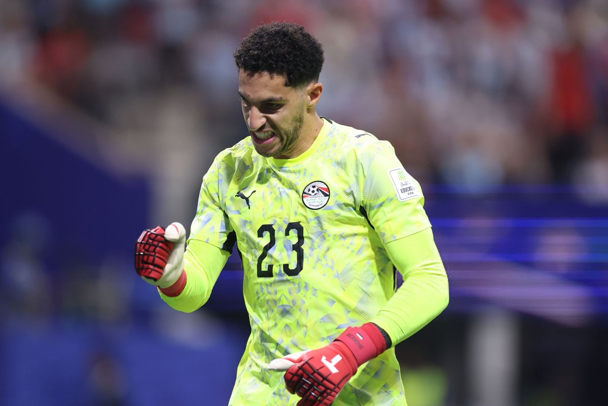 CAF_Online's tweet photo. Oufa Shobeir doing Oufa Shobeir things. 🧤🇪🇬

#FIFAWorldCup https://t.co/oBjhGzXtwA