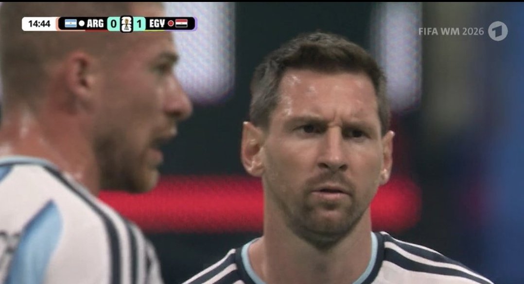 harshitpoddar23's tweet photo. Messi looking clueless against Egypt #ArgentinavsEgypt #Messi #ARGvsEGP https://t.co/TEuTiak2e4