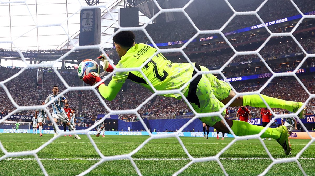 epraaaa1's tweet photo. نهاية الشوط الأول بتقدم المنتخب المصري بهدف دون رد أمام الأرجنتين 🔚

فرحة مصرية بهدف ياسر إبراهيم في الدقيقة 15 ⚽️

مصطفى شوبير.. تصدى لركلة جزاء ميسي وتألق لافت على مدار الشوط الأول 🧤... https://t.co/VTqgwrx8Jc