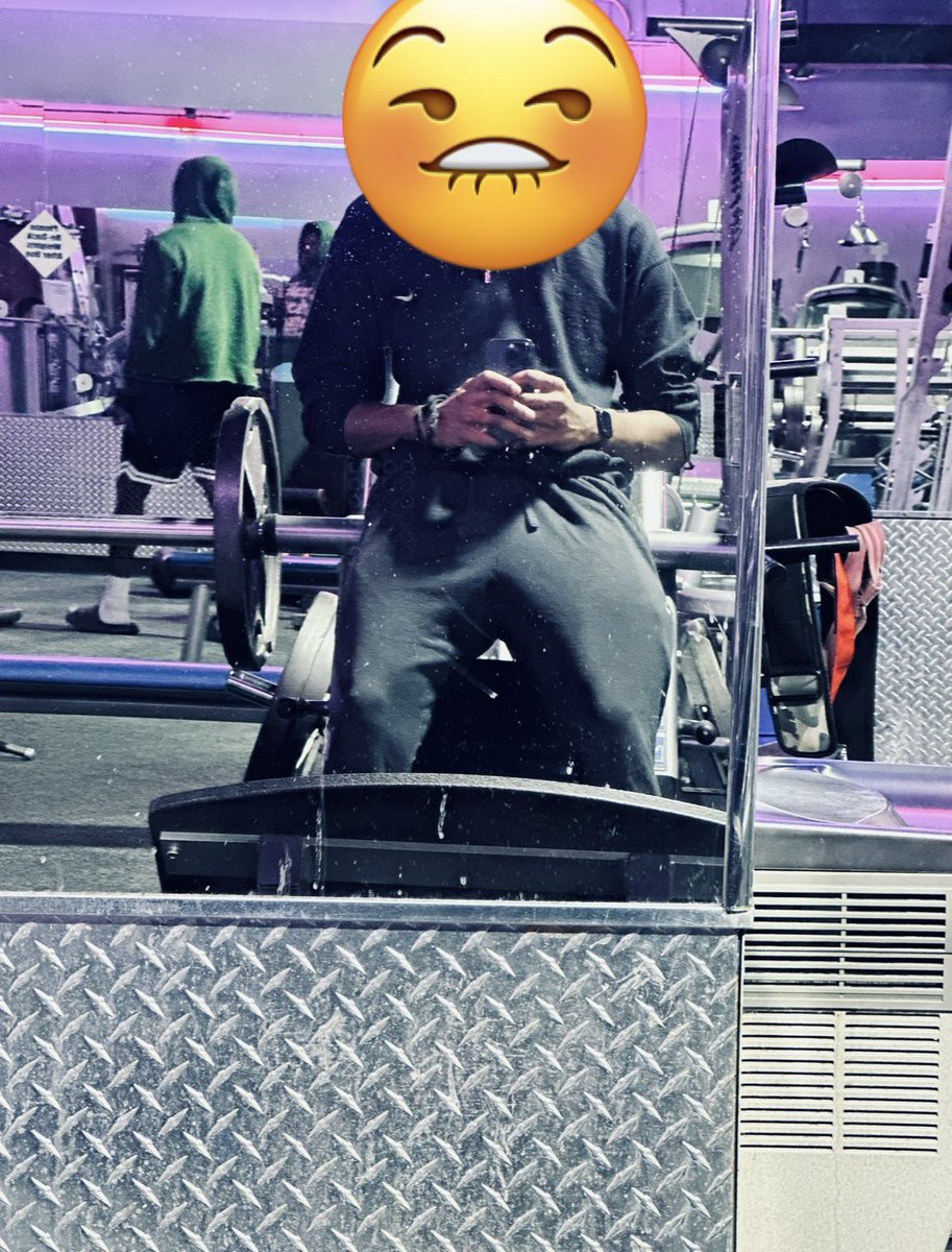 l0c_ed's tweet photo. might need a gym bro🤷🏾‍♂️ https://t.co/FEdyXBCKJo