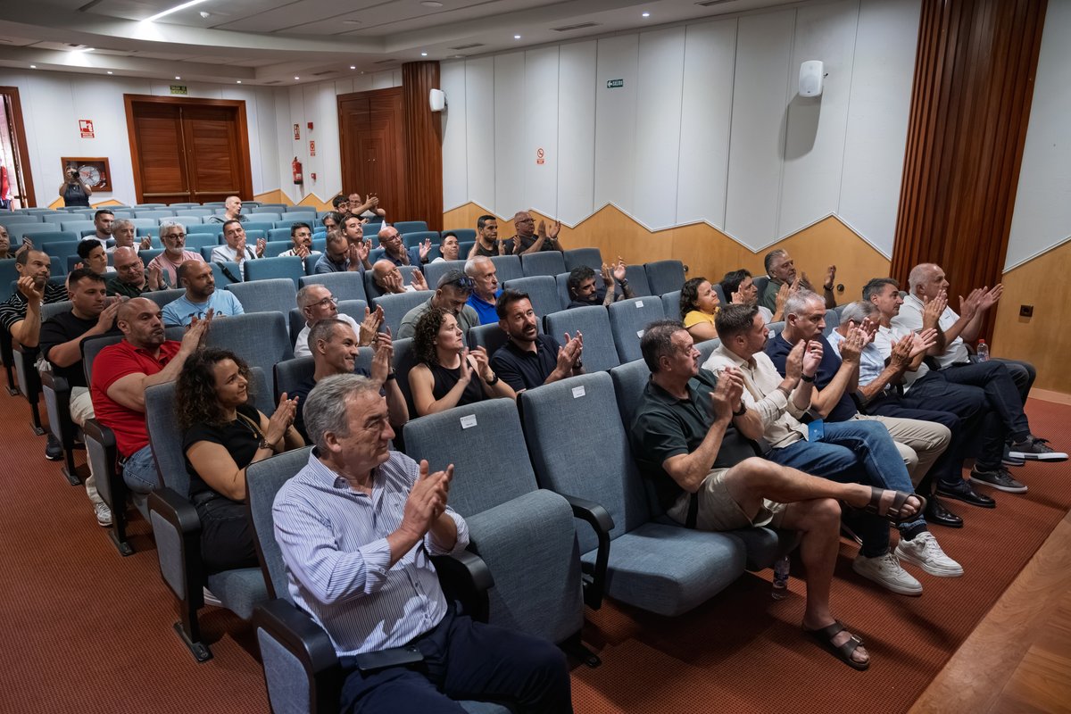 RFIFLP's tweet photo. ⚽️ | Éxito rotundo en las Jornadas de Actualización de Fútbol Sala con la élite de la RFEF

👨‍🏫Más de 50 entrenadores participaron en una cita histórica con ponencias lideradas por los seleccionadores nacionales Jesús Velasco y Claudia Pons

🔗https://t.co/XG6mD65FDj https://t.co/R4FTptkFJP
