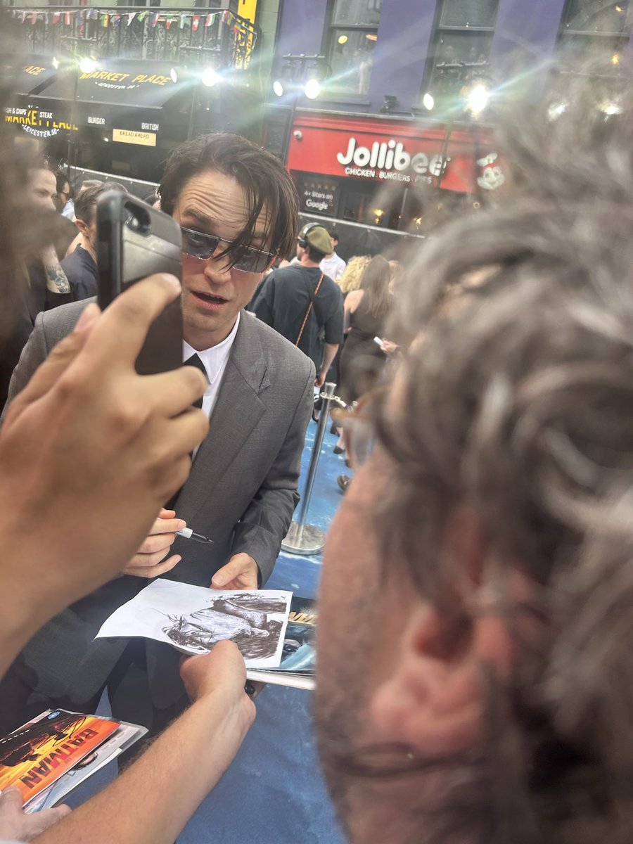 p87627's tweet photo. @TheBatmanSagaNW i didnt manage to get a video but i met him at the premiere yesterday and i asked him if he would be filming in Liverpool and he said “I think so yes” https://t.co/gCOGgz8dFg