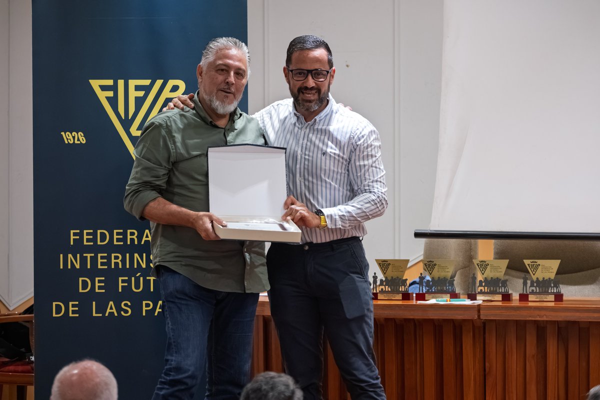 RFIFLP's tweet photo. ⚽️ | Éxito rotundo en las Jornadas de Actualización de Fútbol Sala con la élite de la RFEF

👨‍🏫Más de 50 entrenadores participaron en una cita histórica con ponencias lideradas por los seleccionadores nacionales Jesús Velasco y Claudia Pons

🔗https://t.co/XG6mD65FDj https://t.co/R4FTptkFJP