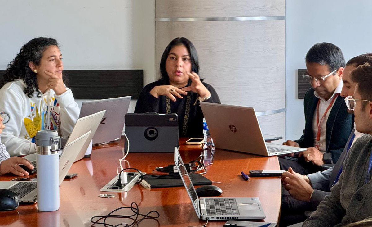 ANI_Colombia's tweet photo. #AgendaANI👷🏻‍♂️La vicepresidenta @milenapjimenez y su equipo técnico, financiero y jurídico se reunió con la concesionaria @EcodelDique para culminar la etapa de concertación con la reprogramación de los aportes de la ANI al proyecto de restauración ambiental 🚢. https://t.co/RJr0RgGoWW