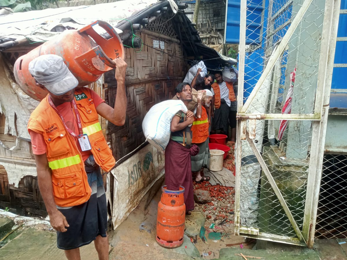 arafin_karim's tweet photo. People in Cox’s Bazar 🇧🇩are facing floods, landslides, and displacement. 
In #CampSettlement Over 17,000 people have been affected and 3,500+ displaced. The response is ongoing, solidarity and support matter now more than ever. #ActNow #MonsoonResponse
@BDRCS1 @ifrc #CPP https://t.co/FESaInKJhL