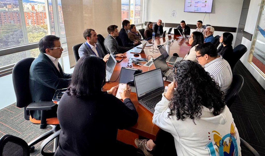 ANI_Colombia's tweet photo. 👷🏻‍♂️El encuentro de expertos permitió a los representantes de la concesión y los equipos de la ANI revisar la gestión contractual y los avances que estos años ha adelantado en la fase de preconstrucción y han garantizado que más de 3.500 embarcaciones transiten sin problemas. https://t.co/EjsopT8ZOn