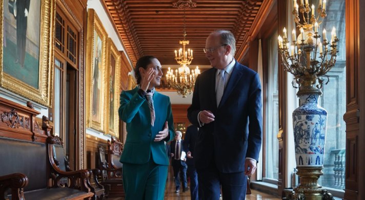 scamann's tweet photo. @New_Epoch_Shift @CepnikMaciej @BeataWojna @ludwikapaleta ¿Cómo puedes sentirte bien si estás apoyando a la puta presidenta sionista de Claudia Sheinbaum quien prefirió reunirse TRES VECES con el financiero sionista Larry Fink antes que hacerlo con los familiares de desaparecidos en México? https://t.co/jHkXvCKwPw