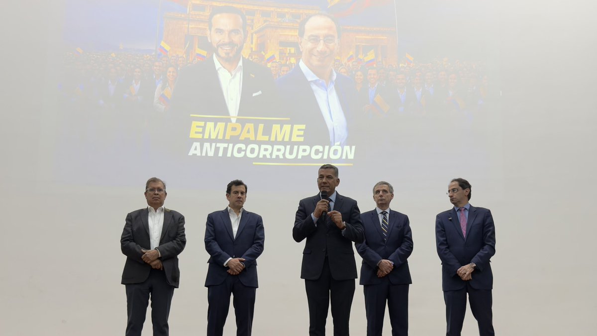 jrestrp's tweet photo. Tras la decisión de nuestro presidente electo, @ABDELAESPRIELLA, de suspender las mesas de trabajo con el Gobierno saliente, nos reunimos con todos los ministros designados, los líderes y los coordinadores de las comisiones sectoriales para definir la nueva etapa del Empalme Anticorrupción.

El mensaje fue claro: el empalme no se detiene. Seguiremos con la auditoría forense, el análisis técnico y las herramientas tecnológicas que hemos construido durante los últimos meses para conocer la realidad del Estado.

Aquí nadie da un paso atrás. Todo el equipo del Empalme está firme para defender la Constitución, el Estado de Derecho, la legitimidad de nuestro presidente electo y la voluntad de millones de colombianos que decidieron el rumbo del país en las urnas.