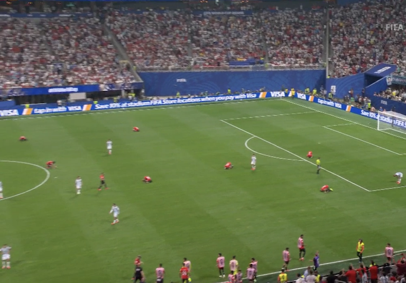 TouchlineX's tweet photo. 🚨 𝗡𝗘𝗪: As soon as the HT whistle went, every single Egypt player went to the ground to start praying. https://t.co/IgSkUaW5aC