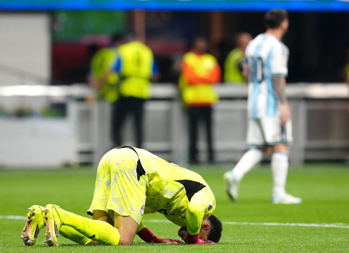 Laith_ziod's tweet photo. مباراة عنوانها ورجلها "شوبير" الي قدمه في الشوط الأول وحده كفيل بأن يضع اسمه بين أساطير حراسة المرمى في مصر، حتى قبل انطلاق الشوط الثاني ونهاية المباراة، أداء استثنائي بكل معنى الكلمة.

ما شاء الله يا شوبير 🇪🇬 https://t.co/pvUDLovJrs