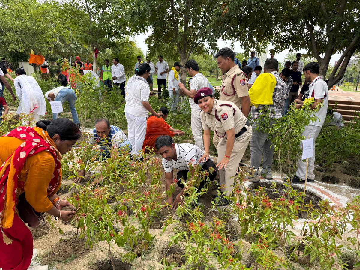 DelhiDm14698's tweet photo. Small Step of Planting a Small sapling makes a Big difference in Big City like #Delhi. Planted over 3000 plants in #Coronationpark  as part of #mega_plantation drive with Hon'ble MLA @rajbhatia_bjp. Being the change we want to see. @LtGovDelhi @CMODelhi @rai_saloni https://t.co/419WVUGM6s