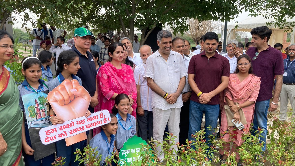 DelhiDm14698's tweet photo. Small Step of Planting a Small sapling makes a Big difference in Big City like #Delhi. Planted over 3000 plants in #Coronationpark  as part of #mega_plantation drive with Hon'ble MLA @rajbhatia_bjp. Being the change we want to see. @LtGovDelhi @CMODelhi @rai_saloni https://t.co/419WVUGM6s
