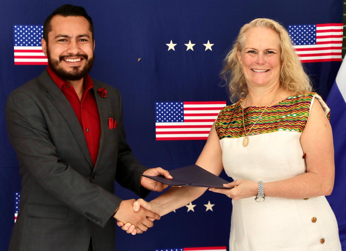 USEmbassySV's tweet photo. La Encargada de Negocios, Naomi Fellows, entregó sus becas a siete profesionales salvadoreños que representarán al país en Estados Unidos como becarios de los programas Fulbright y Hubert H. Humphrey. 🇺🇸🇸🇻
 
Les deseamos mucho éxito en esta nueva etapa de formación académica y desarrollo profesional, donde seguirán fortaleciendo el intercambio de conocimientos y el liderazgo que une a nuestras naciones.